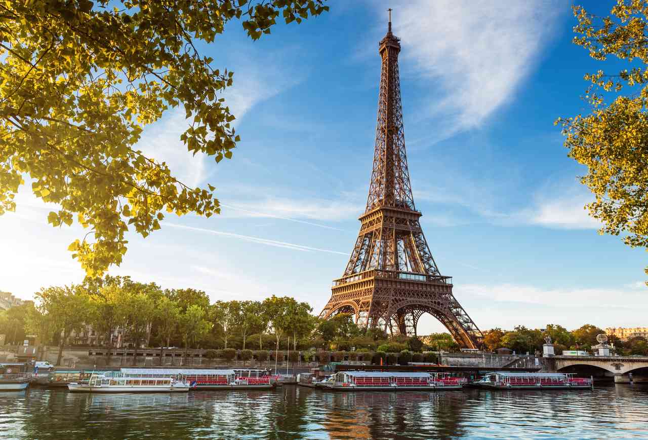 Widescreen Eiffel Tower
